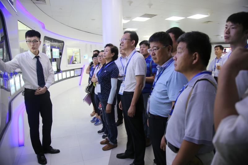 參觀體驗上海市信息化建設成果會展